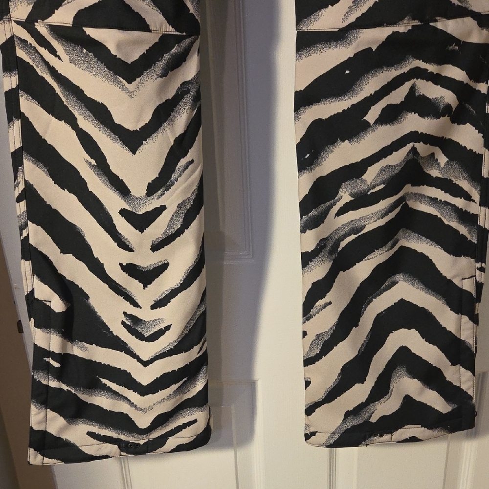 686 Zebra Black and Gray Tan Women's Softshell Ski Pants - Picture 5 of 9